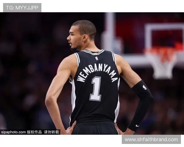 文班亚马获约翰逊奖成马刺首人